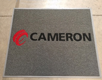 Alfombra corporativa con logo Cameron para oficinas empresa energía